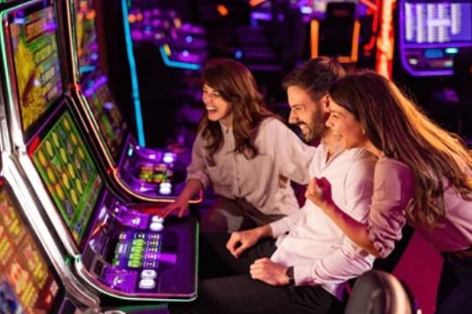 Người chơi Việt Nam trải nghiệm game slot online trên điện thoại
